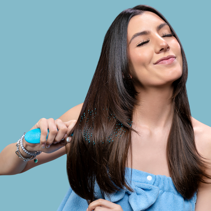 a model brushing her hair with detangler brush 320pure